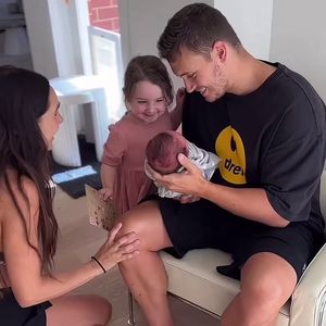 Süß! Kayla Itsines' Tochter lernt ihren Baby-Bruder kennen