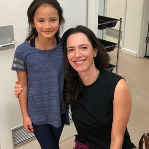 Rebecca Hall ehrt verstorbene Schauspielerin Kaylee Hottle