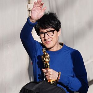 Stolz wie Oscar! Ke Huy Quan nimmt Trophäe überall mit hin
