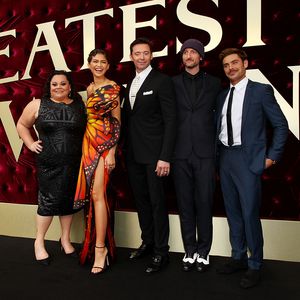 Mit Peitsche & Hut: Was machen Hugh Jackman & Zac Efron da?