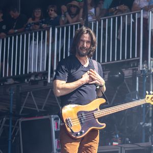 Zotteliger Rockstar: Keanu Reeves begeistert bei Festival