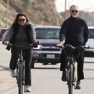 Pierce Brosnan bei entspannter Fahrrad-Tour mit seiner Frau