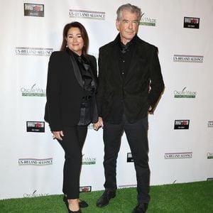 So süß posieren Pierce Brosnan und Keely auf dem Red Carpet!