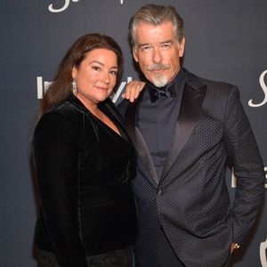 Hartes Bodyshaming: Pierce Brosnan verteidigt seine Ehefrau!