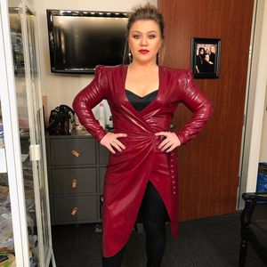 Kreuzbandriss? Kelly Clarkson hat sich am Knie verletzt
