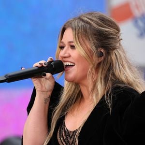 Kelly Clarkson zeigt ihren Gewichtsverlust im Jeans-Outfit