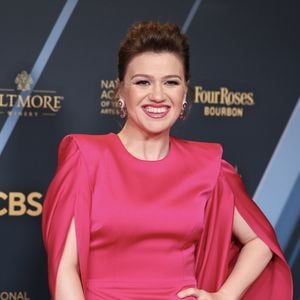Kelly Clarkson enthüllt neue Lyrics von "Piece by Piece"