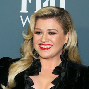 Wie bitte? Sängerin Kelly Clarkson kackte in einen Mülleimer