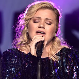 Kelly Clarkson hasst manchmal "Kelly Clarkson"!