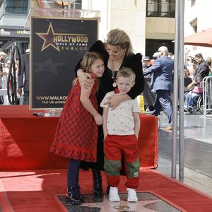 Mit ihren Kids: Kelly Clarkson strahlt auf dem roten Teppich