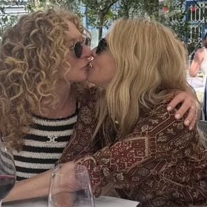 So süß feiern Sienna Miller und ihre Stiefmutter Geburtstag!