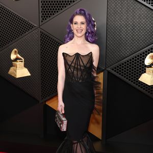 Kelly Osbourne feiert ihren 40. Geburtstag schick in Schwarz