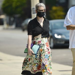 Luftiges Blumenoutfit: Kelly Osbourne zeigt ihren neuen Body