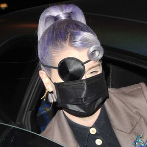 Fashion oder Verletzung? Kelly Osbourne trägt Augenklappe