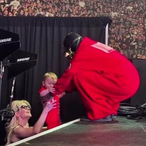 Süßer Moment: Kelly Osbournes Sohn ist ein kleiner Rockstar