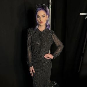 Kelly Osbourne zeigt ihren After-Baby-Body im Glitzerkleid