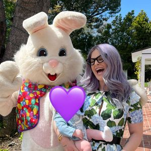 Wie süß: Kelly Osbourne stellt ihrem Baby den Osterhasen vor