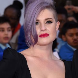 Quetsch-Alarm: Kelly Osbourne stören ihre Baby-Popo-Brüste!