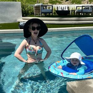 Sexy Mama: Kelly Osbourne zeigt ihren straffen Body im Pool!