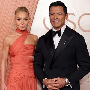 Mark Consuelos sorgt mit Witz über Kellys Brüste für Lacher