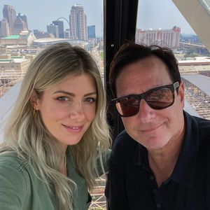 Nach Bob Sagets Tod: Ehefrau Kelly Rizzo meldet sich im Netz
