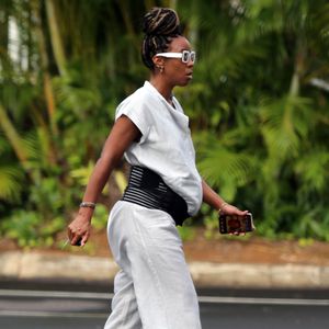 So entspannt spaziert schwangere Kelly Rowland durch Hawaii