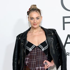 Sturz auf der Bühne: Kelsea Ballerini singt einfach weiter