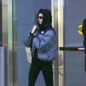 Hoodie & Co.: So leger steigt Kendall Jenner in den Flieger
