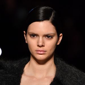 Geht die angeln? Kendall Jenner oben ohne in Ultra-Overknees