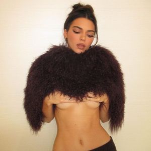 Sexy: Kendall Jenner zeigt Underboob im Kunstpelz-Cape