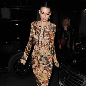 Kendall Jenner verblüfft mit skurrilem Schmetterlings-Look!