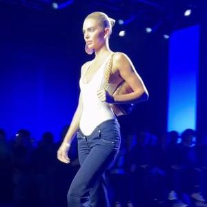 Fans sind entsetzt über Kendall Jenners Fashion-Week-Outfit