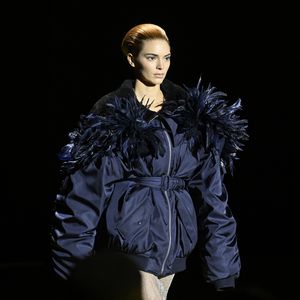 Fashionshow: Kendall Jenner mit rötlichen Haaren auf Catwalk