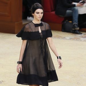 Modelparty bei Lagerfeld: Kendall & Cara lassen die Sau raus