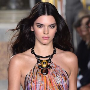 Reizvoll: Kendall Jenner als monochrome Verführung