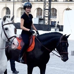 Wow! So eine gute Figur macht Kendall Jenner in einem Sattel