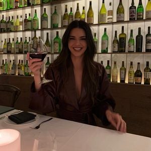 Im Schnee: Kendall Jenner schlendert im Minikleid zum Dinner