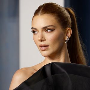 Kann keine Gurke schneiden: Netz witzelt über Kendall Jenner