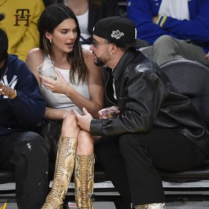 Bad Bunny und Kendall Jenner turtelnd bei Basketballspiel!