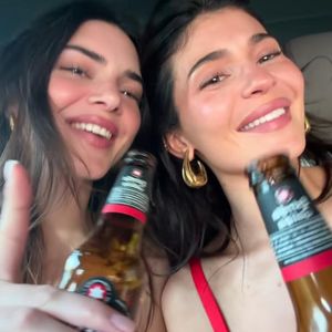 Kylie und Kendall Jenner werfen betrunken Steine ins Meer