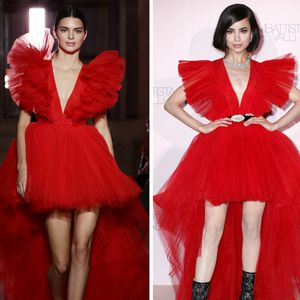 Wem steht's besser? Kendall & Sofia Carson im gleichen Kleid
