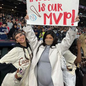 Kylie Jenner setzt Babybauch bei Softball-Spiel in Szene