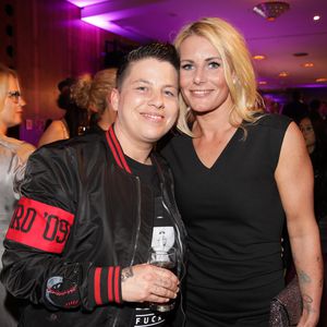 Kerstin Otts Frau Karolina lacht über deren Kontroll-Macken