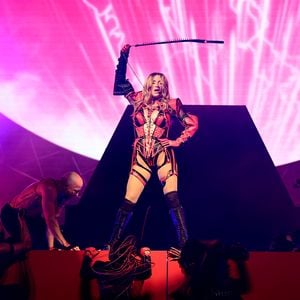 Kesha präsentiert ihre Kurven in heißer Spitzenunterwäsche