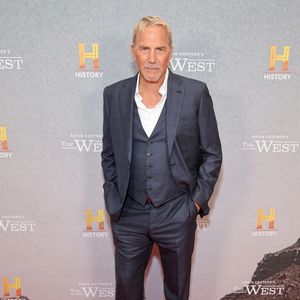 Kevin Costner zeigt sich vertraut mit Reiterin Jennifer