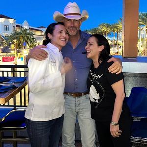 Kurz vor Scheidung: Kevin Costner kuschelte mit zwei Frauen