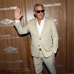 Yellowstone-Star lobt Kevin Costner und meidet Skandalfragen