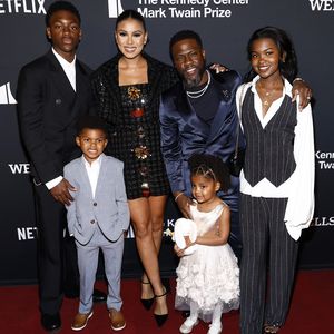 Kevin Hart nimmt Comedy-Preis mit gesamter Familie entgegen