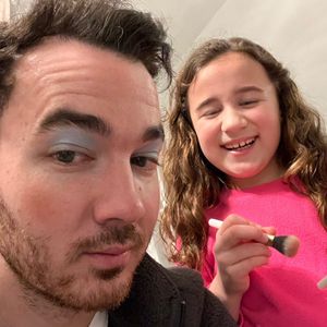 Süß! Kevin Jonas lässt sich von Töchterchen Alena schminken