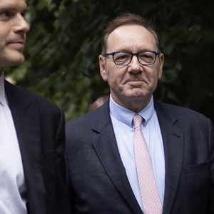 Nach Vorwürfen: Kevin Spacey erscheint grinsend vor Gericht